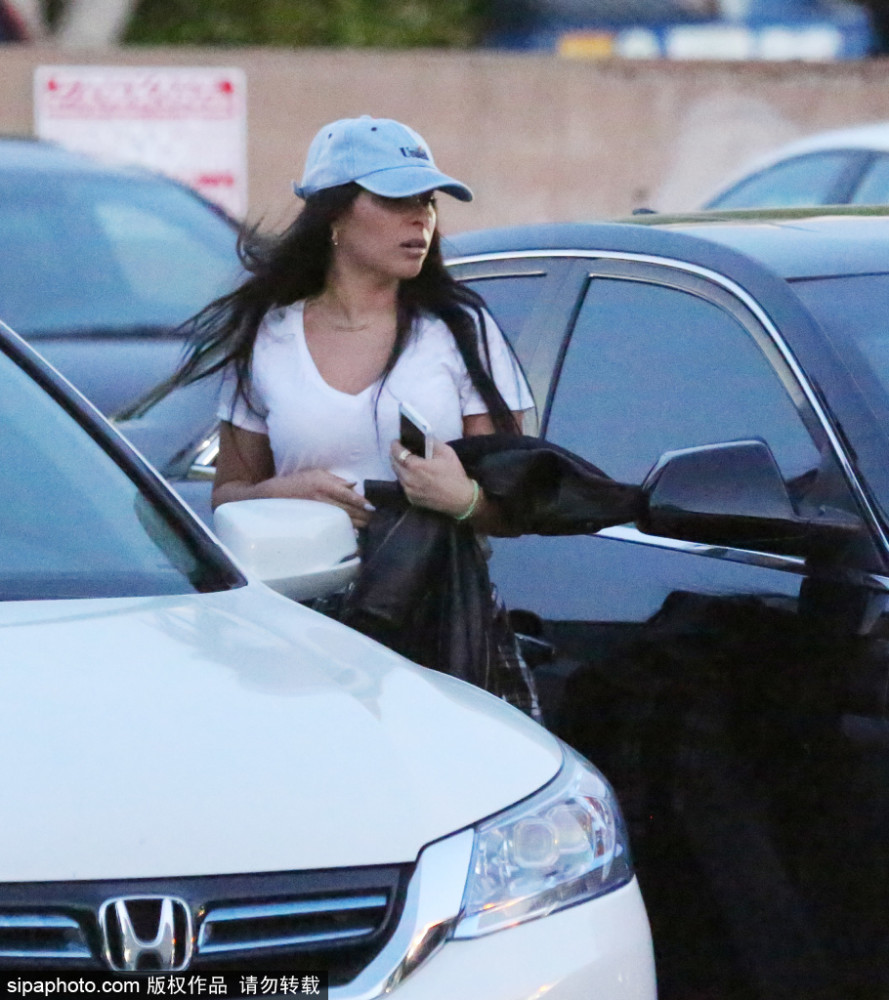 火星哥带女友出街 相恋七年才公开露面