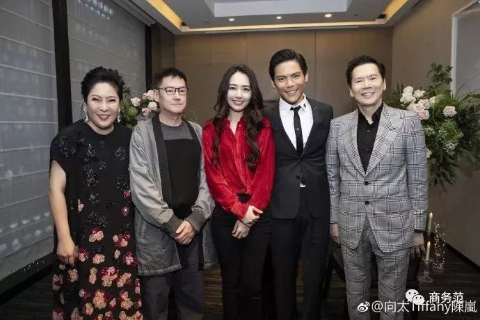 郭碧婷向佐订婚钻戒上千万,向太买珠宝成瘾,随