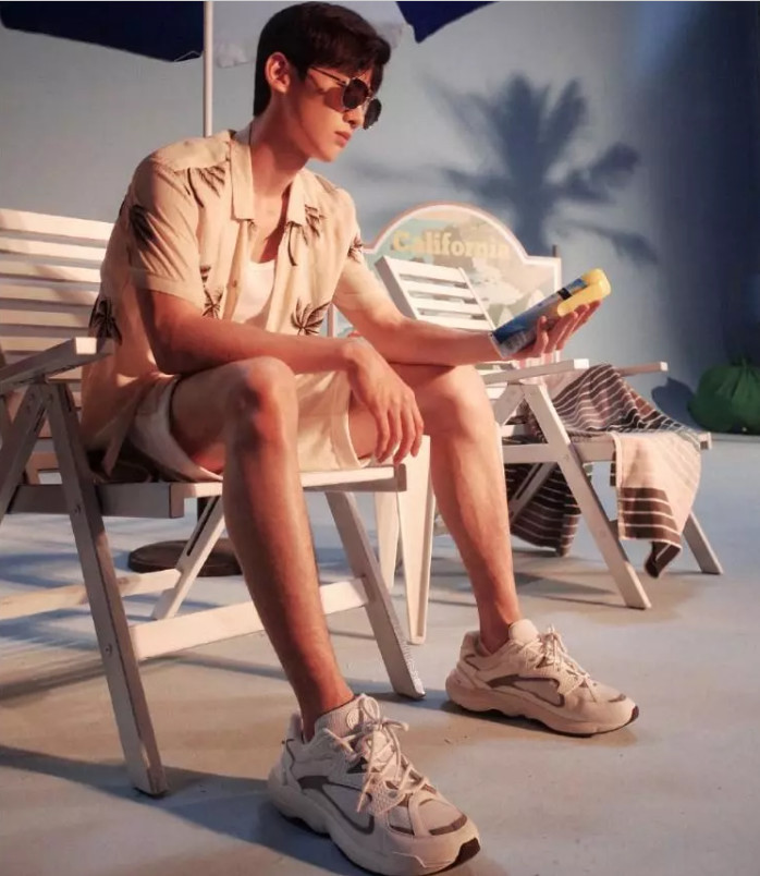 白敬亭演技有多好,从一个代言就可以看出来,却意外被腿毛抢镜