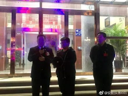 內黃:凌晨5點20分,90餘名幹警,15輛警車集結完畢. .