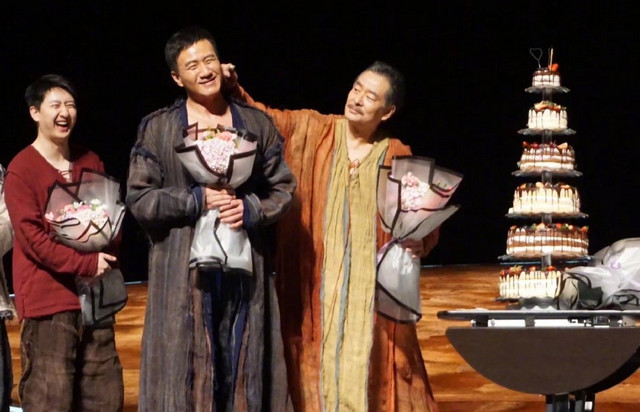 一代男神陈道明和濮存昕同框,两人都已头发花白,陈道明苍老明显