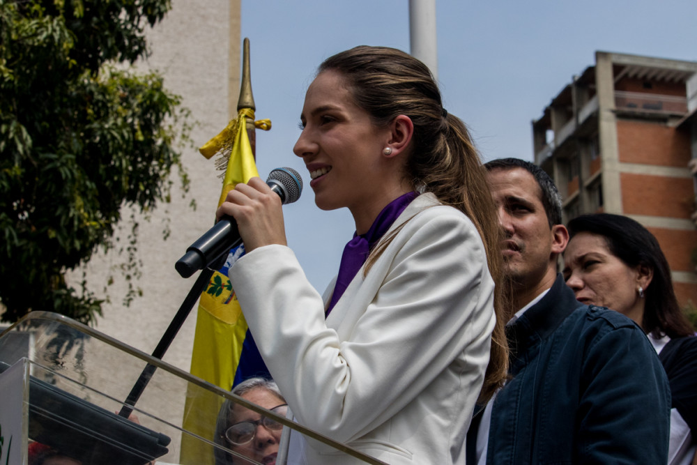 瓜伊多漂亮妻子去了趟美国忘乎所以 网民怒斥其为傀儡