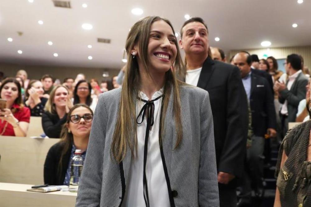 瓜伊多漂亮妻子去了趟美国忘乎所以 网民怒斥其为傀儡