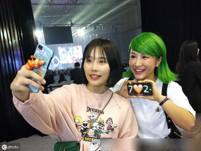 她曾是孩子们喜欢的小蜜蜂姐姐卡通主持人,自带流量成为美食主播