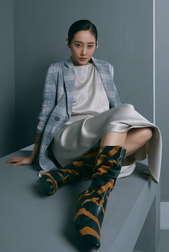 牛仔裤 老爹鞋的搭配不稀奇,但李纯卷了个边,腿瞬间细了十圈