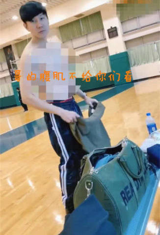 林俊杰发视频上半身故意打马赛克,上演哥的腹