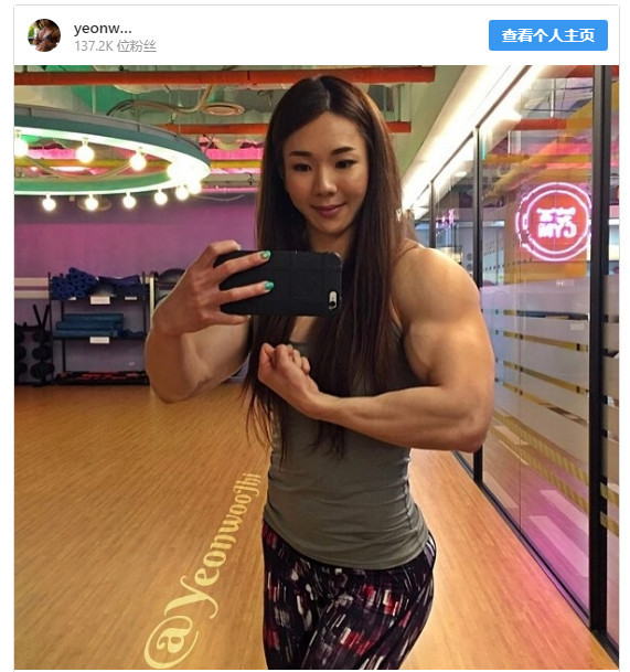 34岁女子集美貌与身材于一体,迅速成为网络红人:肌肉芭比