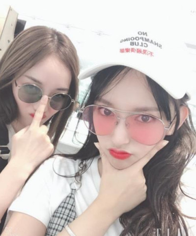 程潇张雪迎赵嘉敏三人游韩国,还不忘发自拍,原来你们也是闺蜜?