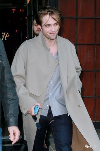 有…有点方?罗伯特·帕丁森笑容邪魅,发型飘逸