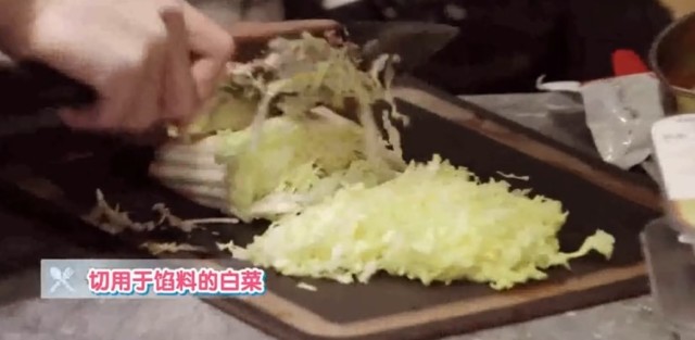 料理男神都暻秀再次上线 为庆祝金珉锡搬新家大显身手 热备资讯