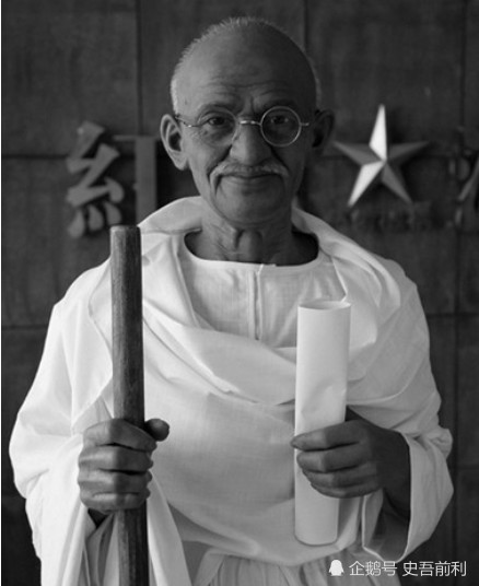 在印度国家里,一个老头穿着草鞋披着白布,宣扬自己的精神!