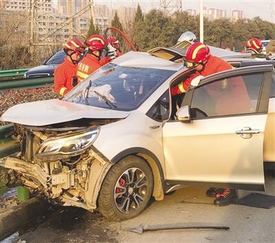 车辆行驶至西安绕城高速时发生事故,包括周女士在内的3名乘客与驾驶员