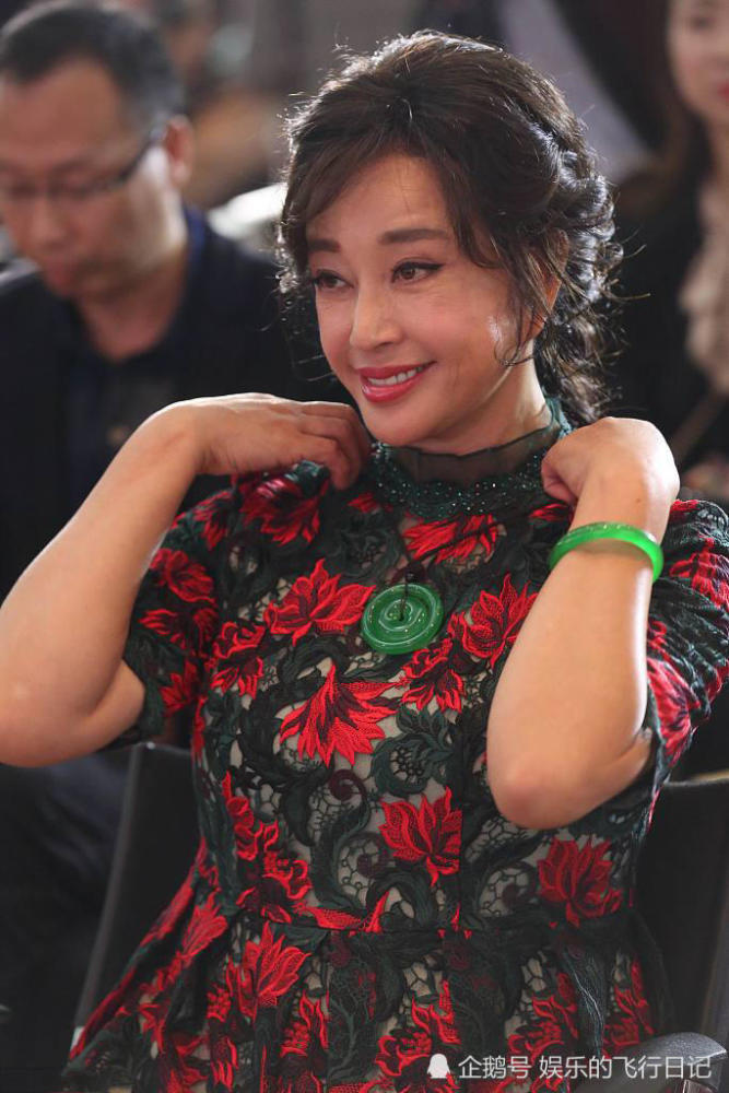 63岁刘晓庆真敢穿黑红蕾丝裙很显年轻但脸手皮肤松弛败美感
