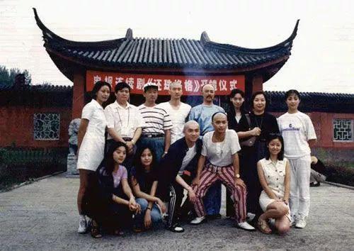 许军本还曾为了证明自己爱妻子割过腕,幸好抢救及时.