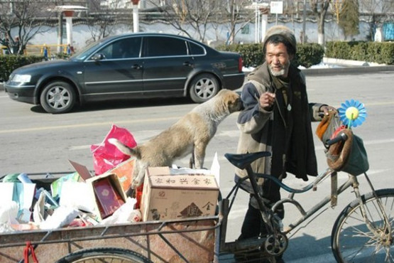 >據說大爺是流浪漢,沒有固定的居所有一張三輪車到處收廢品撿垃圾維持