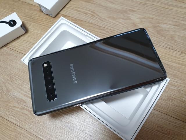 三星galaxy s10 5g正式開箱!前置攝像頭遭用戶吐槽