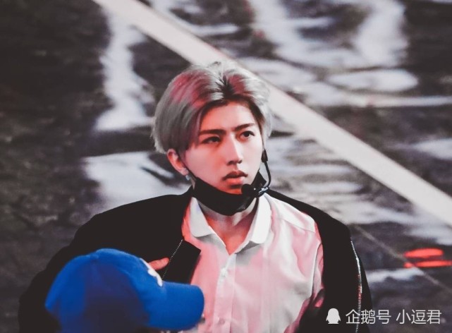 嘴巴上面大喊"给我上啊",很有《坏蛋是怎样练成的》里面谢文东的感觉