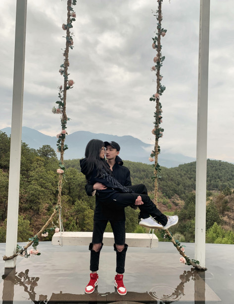 顾茜茜被男生公主抱,是爱情到来了,网友:非常般配颜值爆表