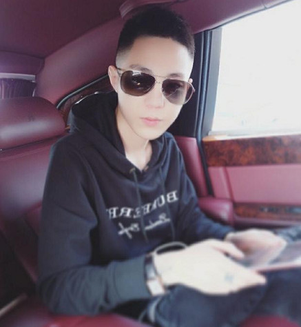 快手公认4帅哥:个个赚亿元,2人靠兄弟,1人靠粉丝,他靠女友