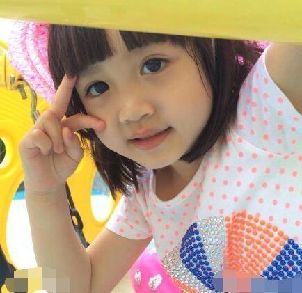 钟丽缇小女儿考拉长大了!皮肤白暂笑容甜美,但短发造型显成熟