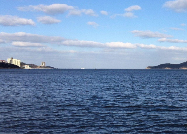 中国最浅的海.面积7.7万平方千米,深度只有18米