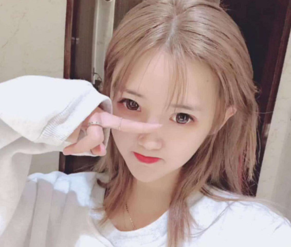 王乐乐新女友的背景曝光,美过杨清柠,比允恩有钱,网友:真会挑