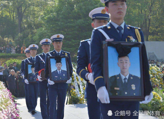 看哭了!烈士劉代旭的安葬儀式,除了五星紅旗,還有件23號球衣