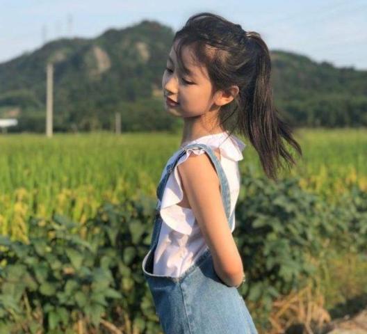 最火00后网红裴佳欣,素颜不虚一线童星,没有出道太可惜!