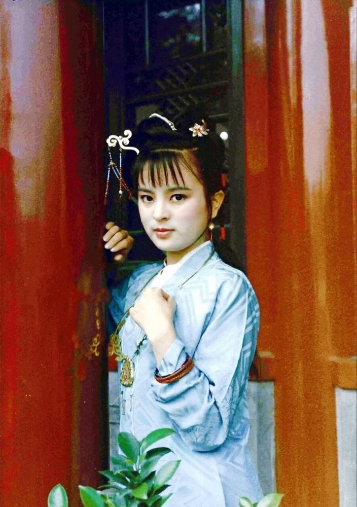 《红楼梦》里贾探春如何克服身份的尴尬，活出自己的精彩？