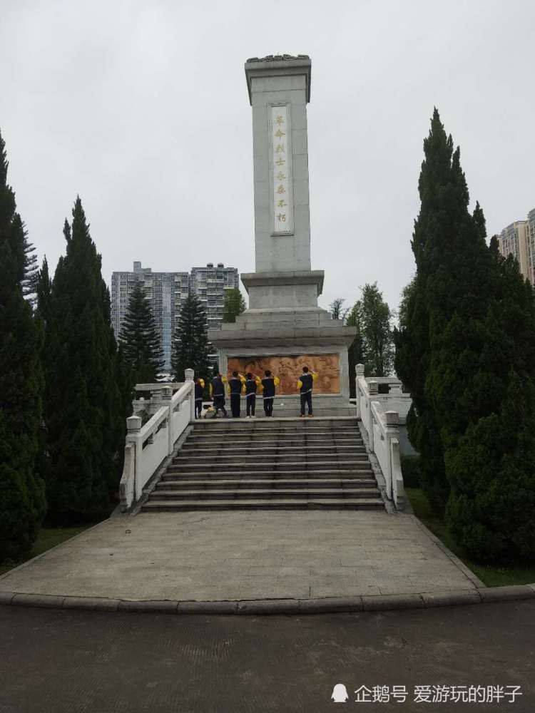 清明节,广西玉林中小学生到烈士碑缅怀先烈