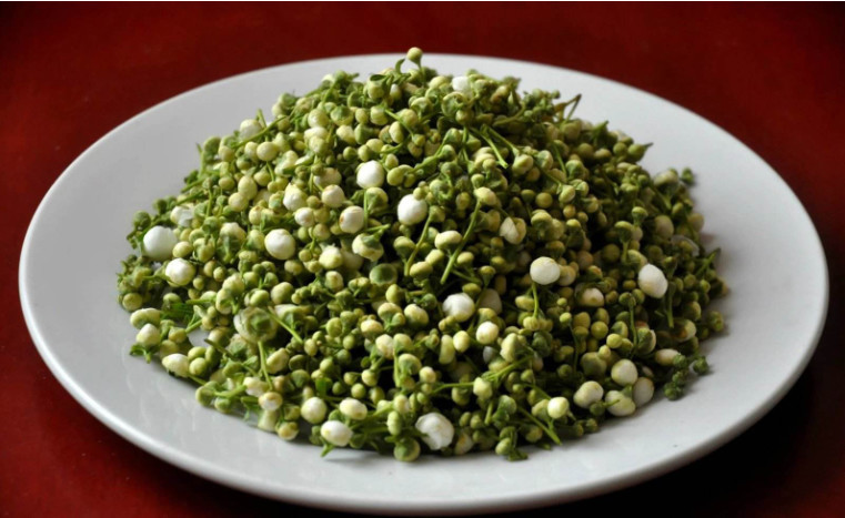 花儿菜吃起来的味道实际上是有点苦的,所以我们就得把花菜洗干净之后