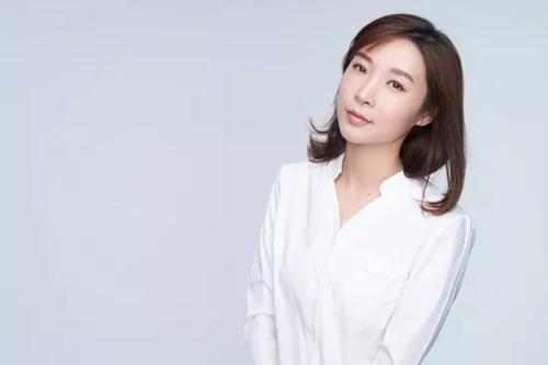 石悦1988年出生于内蒙古的一个知识分子家庭,父母都是在当地的建筑