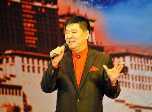 他是师胜杰徒弟,因《曲苑杂坛》成名,秉公主持小品赛得罪赵本山