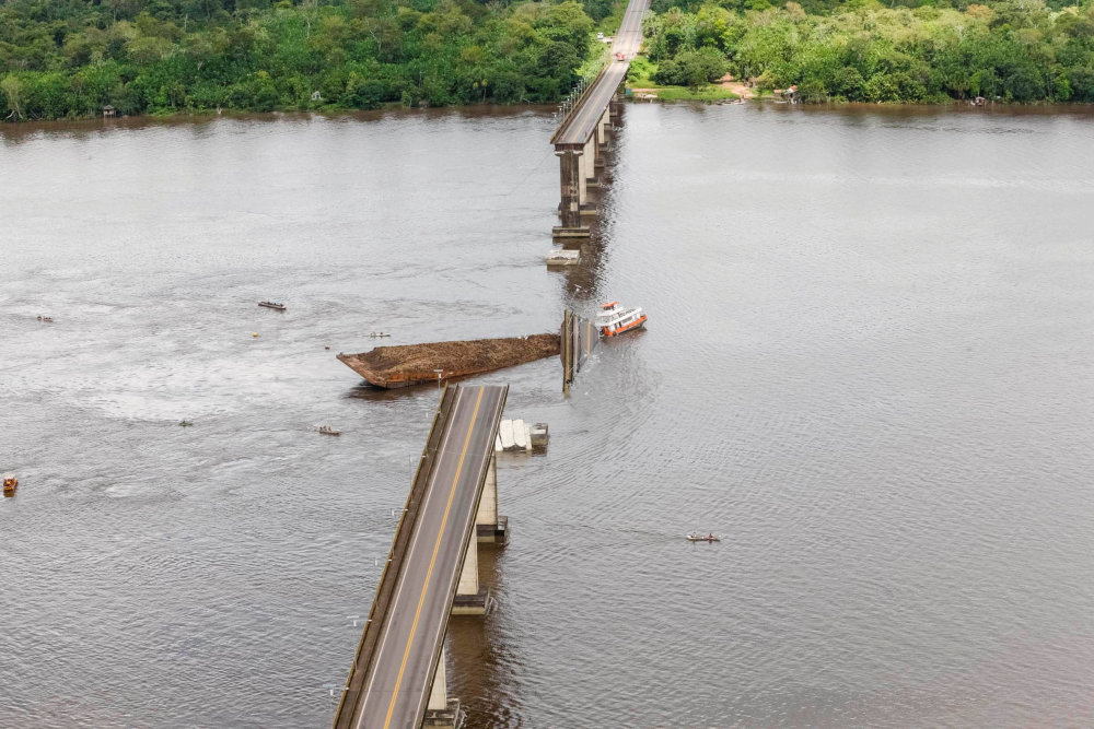 巴西货轮撞断大桥 船身被断桥砸中 多人失踪