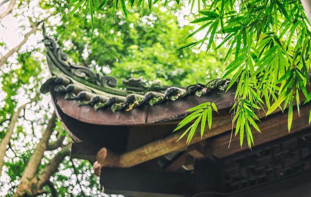 描写佳人斜倚西窗看竹叶上雨珠垂落的上联西窗竹叶垂残雨