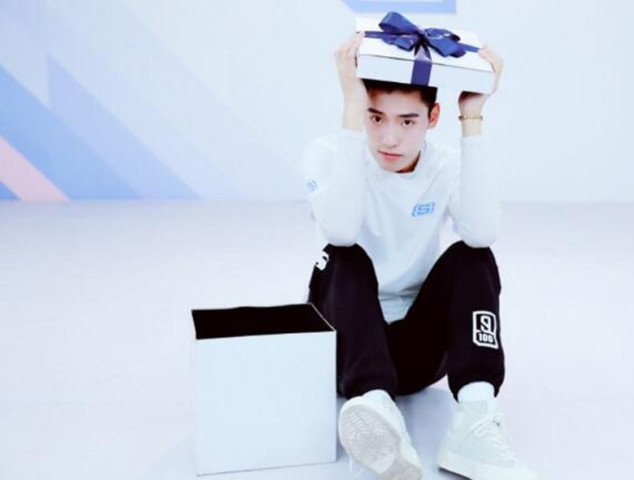 NPC成员应援色:朱正廷和初恋粉好般配,而蔡徐