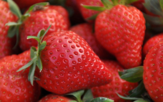 缓解便秘困扰,保护眼睛视力,草莓的功效与