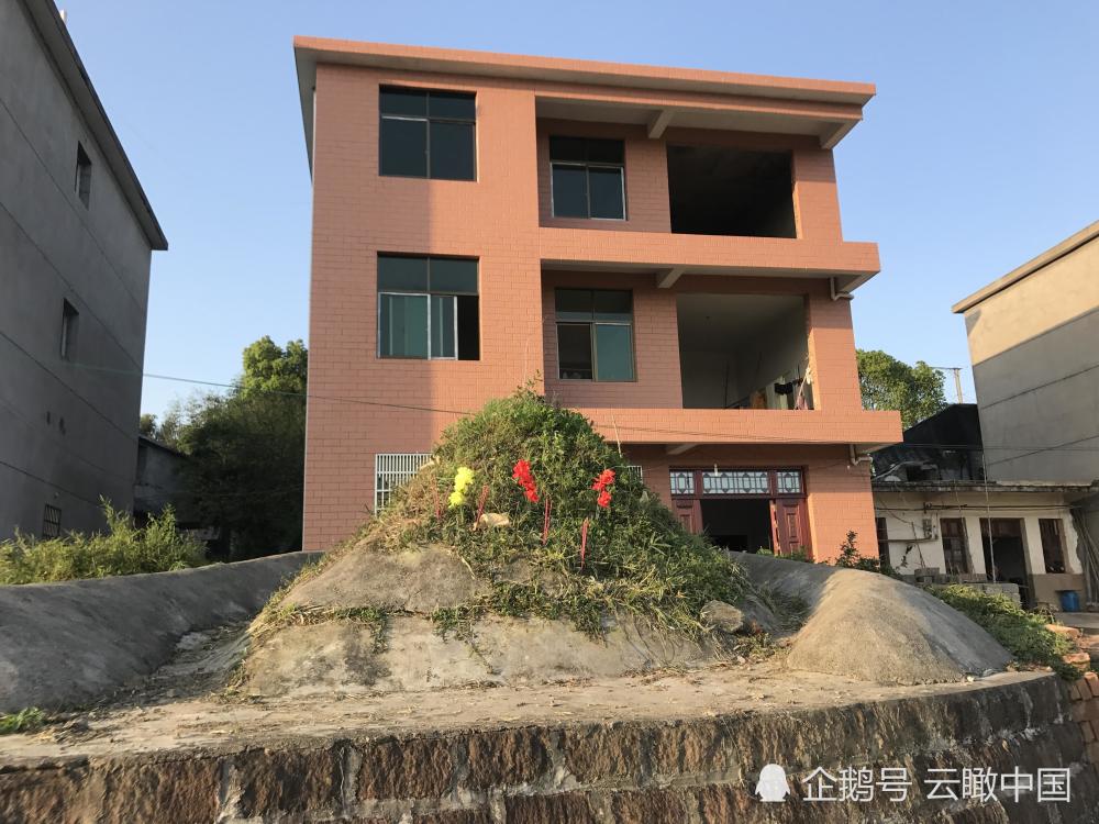 江西现最悲催坟景房房前一座坟房后坟成群