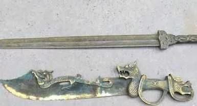 |女子提着长刀去鉴宝，并称是武侠小说里的屠龙宝刀，真相令人愤怒