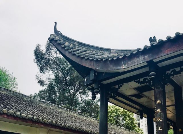 东郊有名的千年古刹龙潭寺,其名字由来与三国蜀后主刘禅有关_腾讯新闻