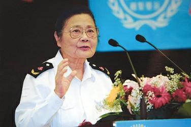 她是冯玉祥的夫人,建国后当了15年部长,后为副国级,儿子授少将