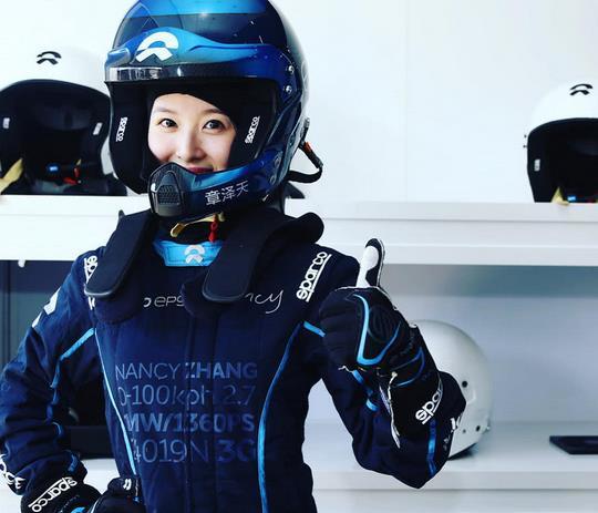 同是嫁入豪门穿赛车服,熊黛林酷到爆,奶茶妹妹美出国际范!