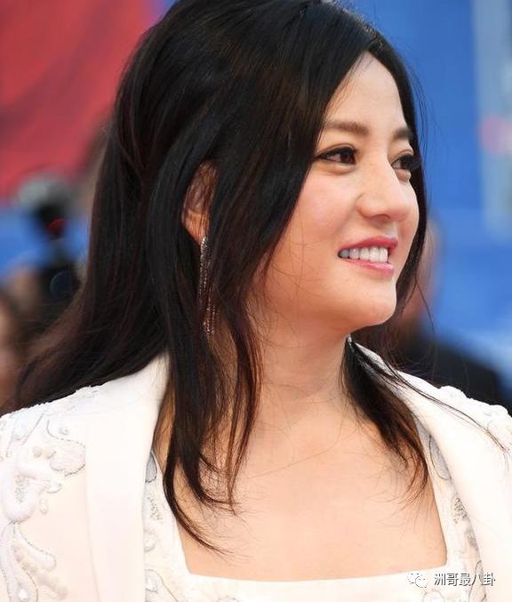 42岁赵薇未修图照,皮肤松弛满脸赘肉,身材粗壮如村妇