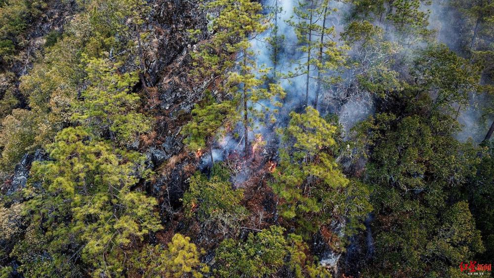 航拍冕宁森林火灾现场:火线清晰可见,直升机吊桶灭火