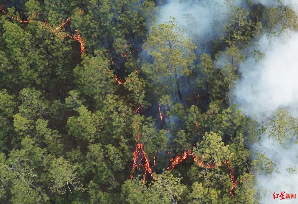 航拍冕宁森林火灾现场:火线清晰可见,直升机吊桶灭火