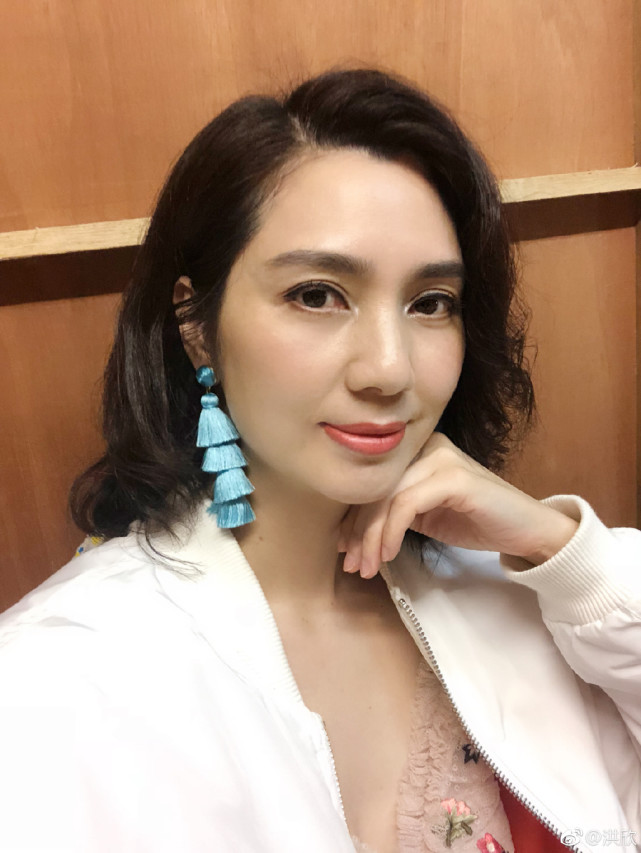 49岁洪欣风波后首公开露面剪波波头年轻20岁减龄美艳