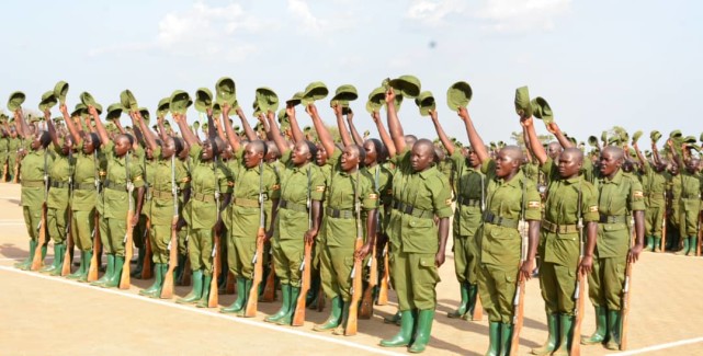 为了尽可能的与ldu仪仗兵身上的那套绿军装合拍,他们所穿的水鞋还被特