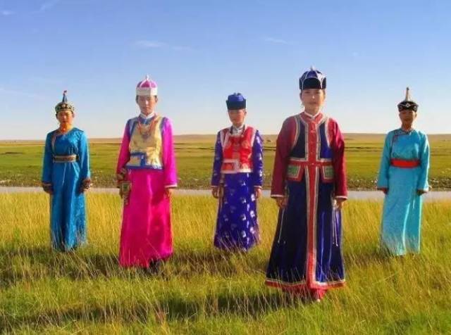 蒙古族民族服饰 不仅美丽 低调还实用 产品动态 新闻中心 巴音松布尔民族服装有限公司