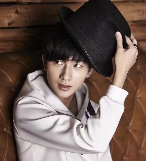 dnf高颜值主播李宏毅入驻斗鱼从旭旭宝宝粉丝转型为主播