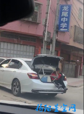 荒唐!龙尾有人把小孩放后备箱,你家孩子是充话费送的吗?